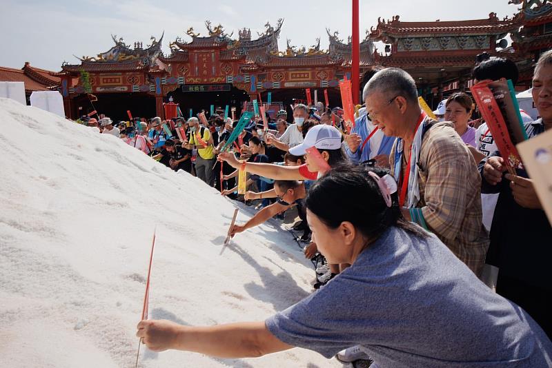 鯤鯓王平安鹽祭吸引數萬人朝聖，再創世界最大鹽祭典新篇章！